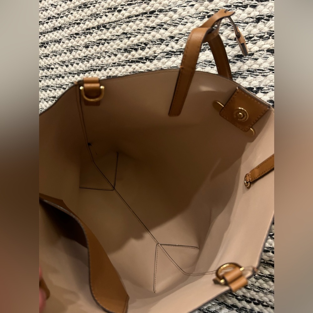 SOLD.    NEW Michael Kors Large Tote Snap Close Crossbody - Picture 7 of 9